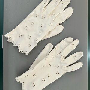 Vintage Cream Ladies Gloves with Scalloped Eyelet Detailing